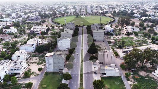 واپڈا سٹی فیصل آباد میں 1 کنال رہائشی پلاٹ 2.5 کروڑ میں برائے فروخت۔