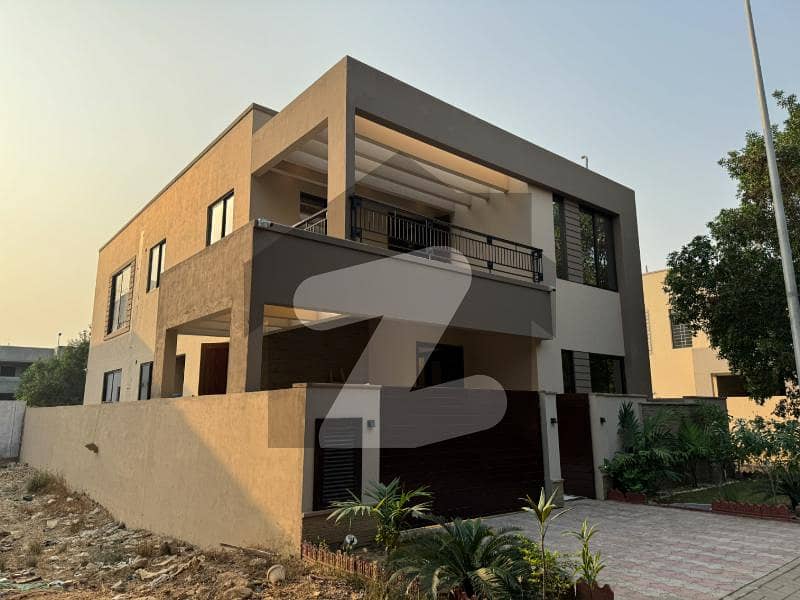 5Bedrooms 272sq yd DESIGNER VILLA available FOR SALE in OVESEAS BLOCK Precinct-1. Separate Drawing Room, Dining, TV Lounge & Americal Kitchen. 1min Drive from Main Gate of Bahria Town Karachi.