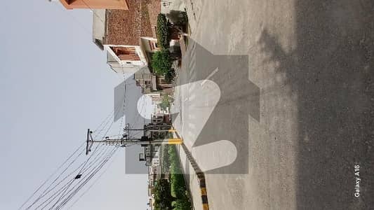 مسلم ٹاؤن فیصل آباد میں 6 کمروں کا 1 کنال مکان 4.25 کروڑ میں برائے فروخت۔
