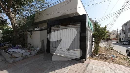 Corner 220 Square Yards Spacious House Is Available In Gulshan-E-Iqbal - Block 3 For Rent
