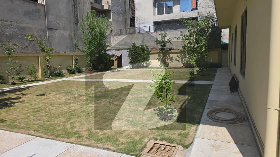 سوان گارڈن اسلام آباد میں 9 کمروں کا 1 کنال مکان 9.5 کروڑ میں برائے فروخت۔ سوان گارڈن اسلام آباد میں 9 کمروں کا 1 کنال مکان 9.5 کروڑ میں برائے فروخت۔