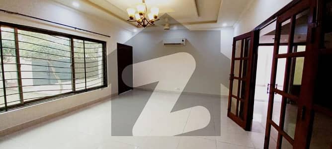 مین مارگلہ روڈ اسلام آباد میں 4 کنال مکان 3.5 کروڑ میں برائے فروخت۔