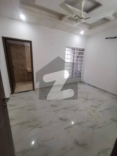 کلفٹن ۔ بلاک 8 کلفٹن,کراچی میں 4 کمروں کا 8 مرلہ مکان 4.5 کروڑ میں برائے فروخت۔