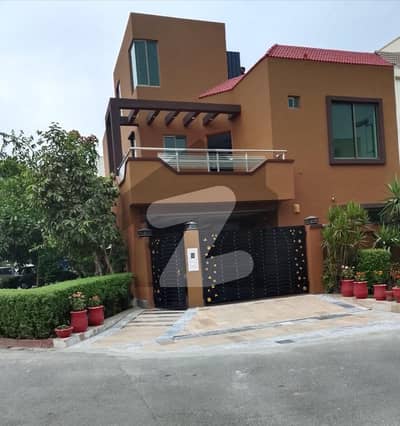 8 MARLA BEAUTIFUL CORNER HOUSE AVAILABLE FOR SALE IN BAHRIA TOWN UMER BLOCK