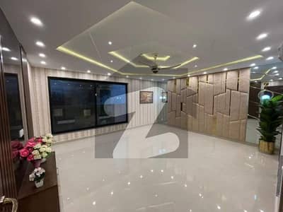 بحریہ ٹاؤن سیکٹر سی بحریہ ٹاؤن,لاہور میں 5 کمروں کا 1 کنال مکان 6.5 کروڑ میں برائے فروخت۔