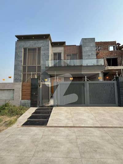 پارک ایونیو ہاؤسنگ سکیم لاہور میں 5 کمروں کا 1 کنال مکان 4.8 کروڑ میں برائے فروخت۔