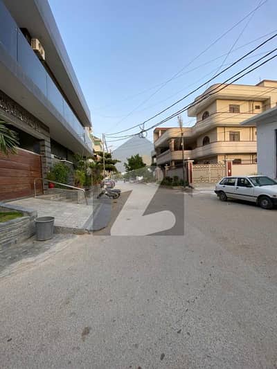 120 SQ YARDS ON 40FT WIDE ROAD T-LOCATION PLOT IS UP FOR SALE IN KARACHI UNIVERSITY SOCIETY SCHEME 33.