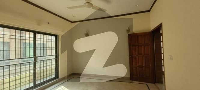 Spacious 1 Kanal Upper Portion For Rent In DHA Phase 4 Prime Location!