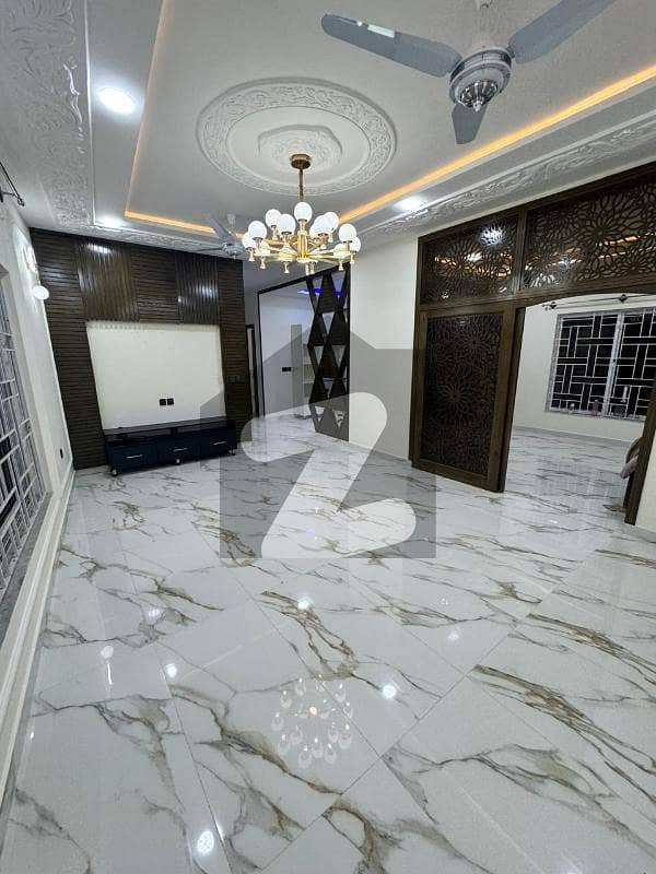 Beautiful Slightly Used 1 Kanal House For Rent