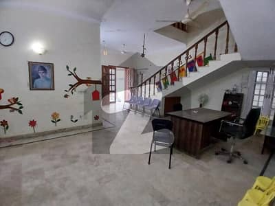 گلستانِ جوہر کراچی میں 1 کنال دفتر 4.0 لاکھ میں کرایہ پر دستیاب ہے۔