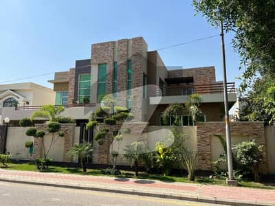بحریہ ٹاؤن ۔ بابر بلاک بحریہ ٹاؤن سیکٹر A,بحریہ ٹاؤن,لاہور میں 9 کمروں کا 2 کنال مکان 13.5 کروڑ میں برائے فروخت۔