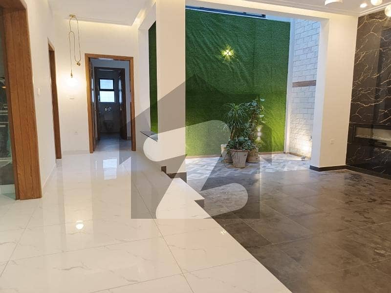 600 Square Yards House In F-7 Is Available 600 Square Yards House In F-7 Is Available