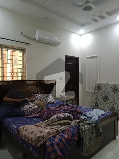 Upper Portion Of 1 Marla For rent In Shah Khawar Town