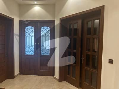 ڈی ایچ اے فیز 7 - بلاک زیڈ2 ڈی ایچ اے فیز 7,ڈیفنس (ڈی ایچ اے),لاہور میں 5 کمروں کا 1 کنال مکان 2.5 لاکھ میں کرایہ پر دستیاب ہے۔
