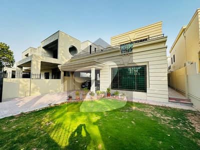 ایف ۔ 7 اسلام آباد میں 6 کمروں کا 1 کنال مکان 11.0 لاکھ میں کرایہ پر دستیاب ہے۔