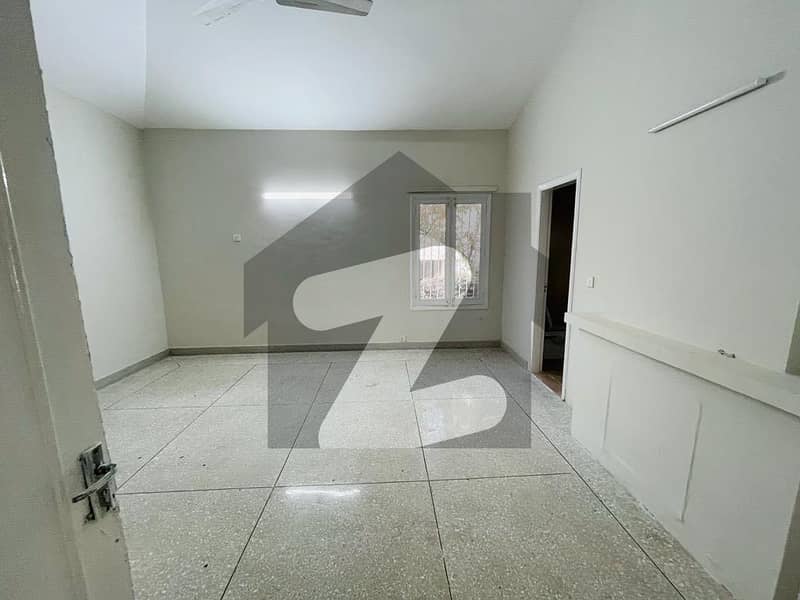 Luxury House With Front Big Garden Luxury House With Front Big Garden