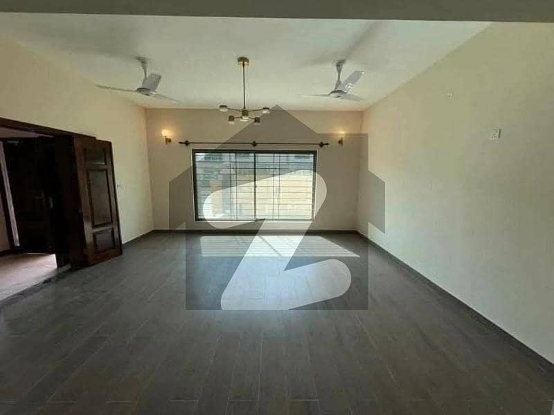 Spacious 6-Bedroom Family Haven On Prime Location Spacious 6-Bedroom Family Haven On Prime Location