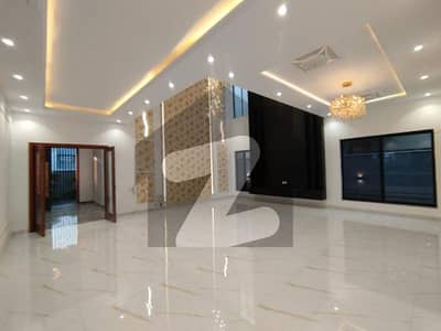 عبداللہ گارڈنز ایسٹ کینال روڈ,کینال روڈ,فیصل آباد میں 7 کمروں کا 1 کنال مکان 15.0 کروڑ میں برائے فروخت۔