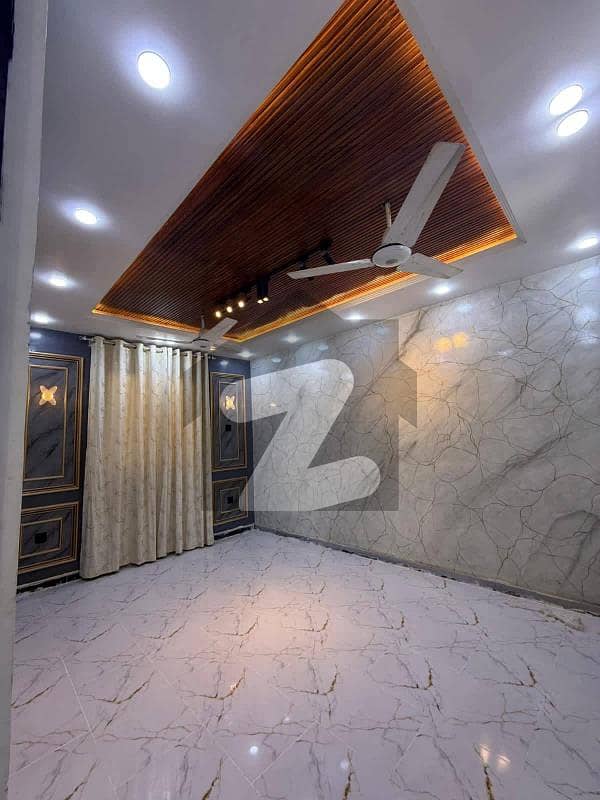 طارق روڈ کراچی میں 4 کمروں کا 11 مرلہ فلیٹ 2.3 لاکھ میں کرایہ پر دستیاب ہے۔