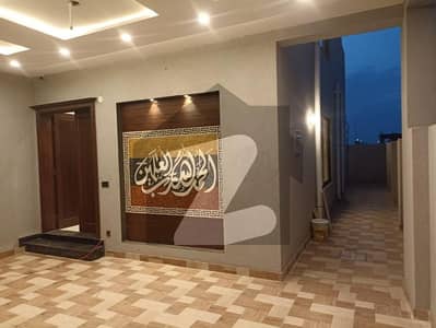 ڈی ایچ اے فیز 7 - بلاک وائے فیز 7,ڈیفنس (ڈی ایچ اے),لاہور میں 4 کمروں کا 10 مرلہ مکان 4.5 کروڑ میں برائے فروخت۔