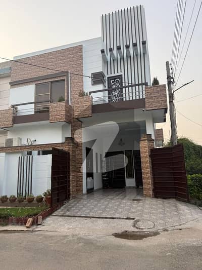Trendy Lush Condition Corner House With Stylish Design In Canal Gardens
