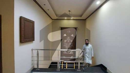 کینال پارک فیصل آباد میں 4 کمروں کا 1 کنال مکان 6.8 کروڑ میں برائے فروخت۔