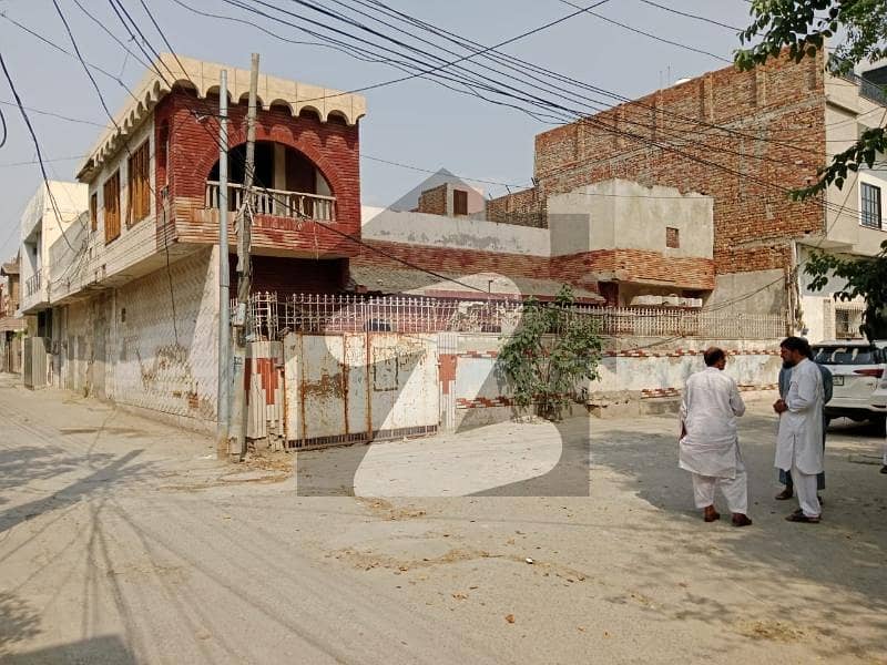مدینہ ٹاؤن فیصل آباد میں 6 کمروں کا 11 مرلہ مکان 2.75 کروڑ میں برائے فروخت۔ مدینہ ٹاؤن فیصل آباد میں 6 کمروں کا 11 مرلہ مکان 2.75 کروڑ میں برائے فروخت۔