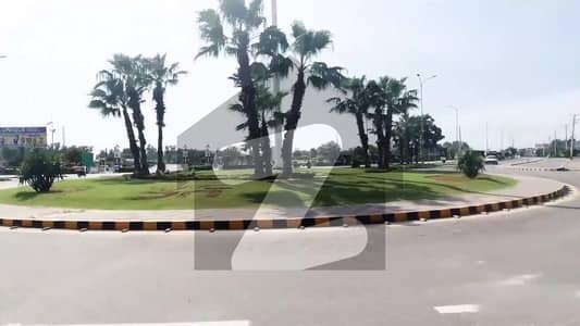 10MARAL PLOT FACING PARK NEAR MOSQUE MARKET SCHOOL ALL DUES CLEAR PLOT FOR SALE