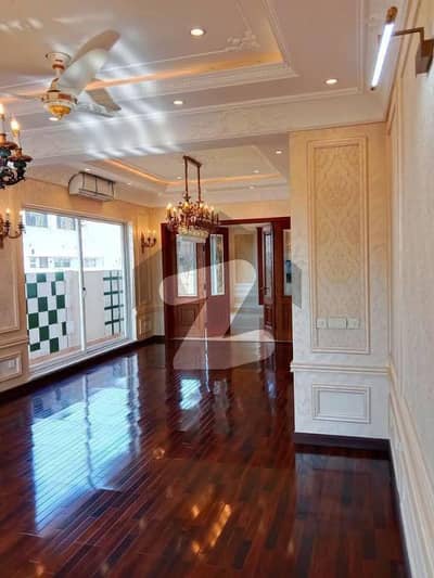 1 Kanal Beautiful House Available For Rent