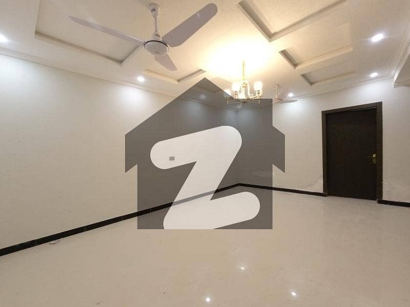 Prime Location Flat Sized 850 Square Feet Is Available For rent In Makkah Tower Prime Location Flat Sized 850 Square Feet Is Available For rent In Makkah Tower