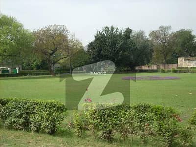 گلبرگ 3 گلبرگ,لاہور میں 4 کنال کمرشل پلاٹ 90.0 کروڑ میں برائے فروخت۔