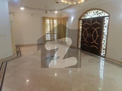F11 500SQY UPPER PORTION 3BEDS MARBLED FLOOR SEPARATE GATE BEST LOCATION