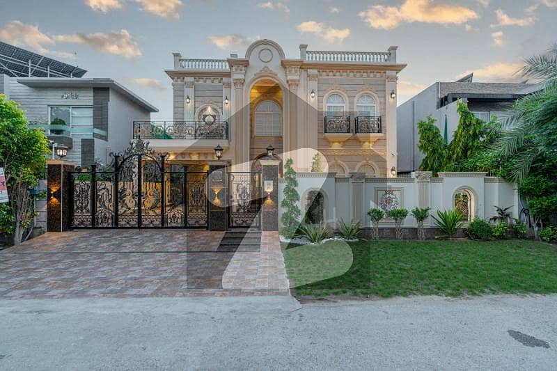 TOP LOCATION 01 KANAL BRAND NEW CLASSIC VILLA