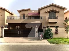 15 MARLA BRAND NEW 5 BEDROOM HOUSE AVAILABLE FOR RENT ( NEAR THE PARK )