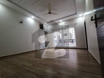 10 MARLA BEAUTIFULL NEW HOUSE AVAILBLE FOR RENT
