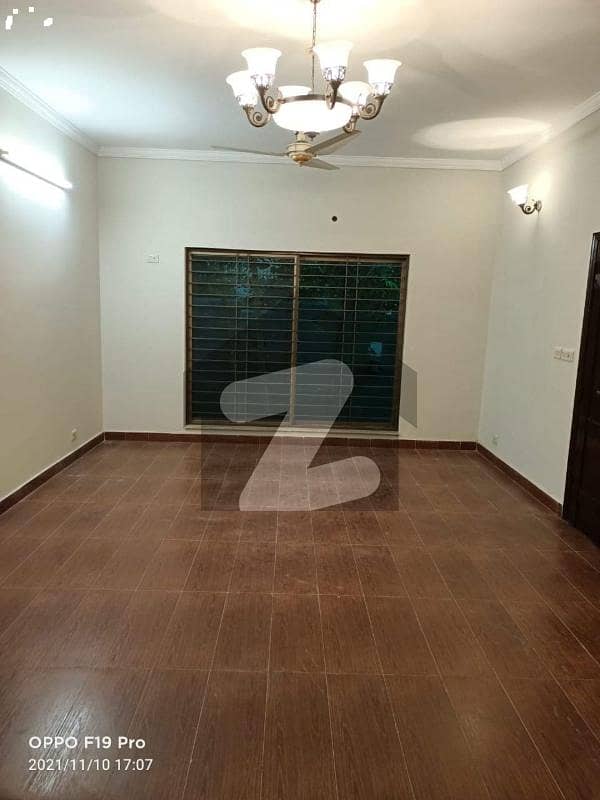 10 MARLA BEAUTIFUL HOUSE AVILABLE FOR SALE 10 MARLA BEAUTIFUL HOUSE AVILABLE FOR SALE