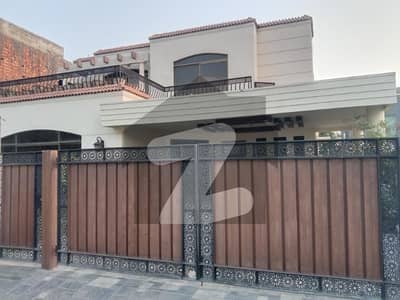 ڈی ایچ اے فیز 4 ڈیفنس (ڈی ایچ اے),لاہور میں 5 کمروں کا 1 کنال مکان 6.9 کروڑ میں برائے فروخت۔