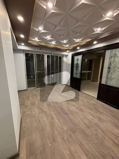 لکی وَن آپارٹمنٹ راشد منہاس روڈ,کراچی میں 3 کمروں کا 11 مرلہ فلیٹ 4.85 کروڑ میں برائے فروخت۔