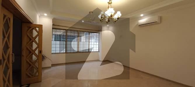 ایف ۔ 11 اسلام آباد میں 6 کمروں کا 1 کنال مکان 6.0 لاکھ میں کرایہ پر دستیاب ہے۔