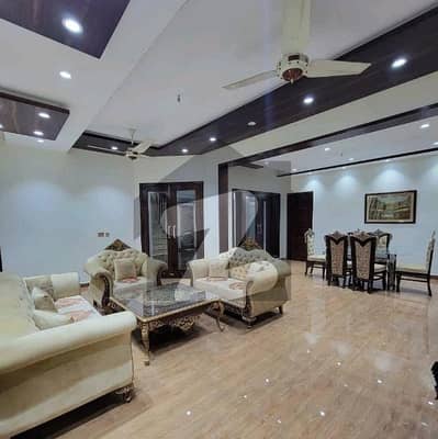 سبزہ زار سکیم لاہور میں 6 کمروں کا 1 کنال مکان 6.2 کروڑ میں برائے فروخت۔