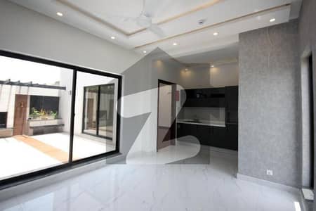 DHA PHASE 8 NEAR TO JUMBO JUMP UPPER P ORTION AVAILABLE