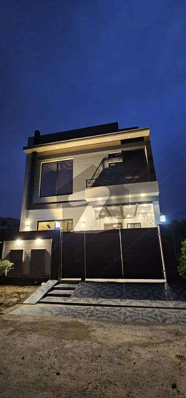 7 marla house avaialble for sale in lake city modern location
