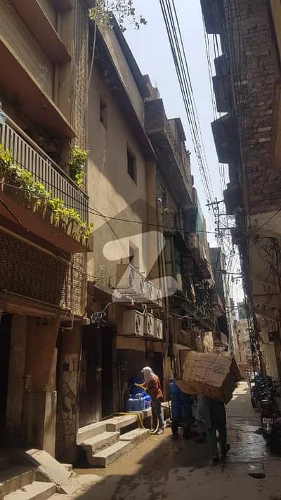 راجا بازار راولپنڈی میں 6 کمروں کا 5 مرلہ مکان 5.5 کروڑ میں برائے فروخت۔