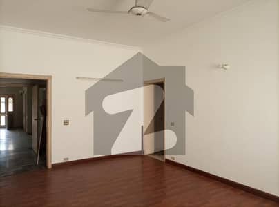 1 KANAL BEAUTIFUL UPPER PORTION AVAILABLE FOR RENT