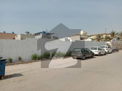 ایم ٹی خان روڈ کراچی میں 11 کمروں کا 10 کنال گودام 18.0 ارب میں برائے فروخت۔