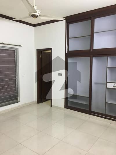 DOUBLE UNIT 10 MARLA VERY BEAUTIFUL BUNGALOW AVAILABLE FOR RENT
