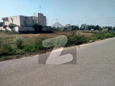 ڈی ایچ اے فیز 7 - بلاک زیڈ1 فیز 7,ڈیفنس (ڈی ایچ اے),لاہور میں 1 کنال رہائشی پلاٹ 3.8 کروڑ میں برائے فروخت۔