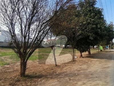 ازمیر ٹاؤن لاہور میں 1 کنال رہائشی پلاٹ 4.05 کروڑ میں برائے فروخت۔