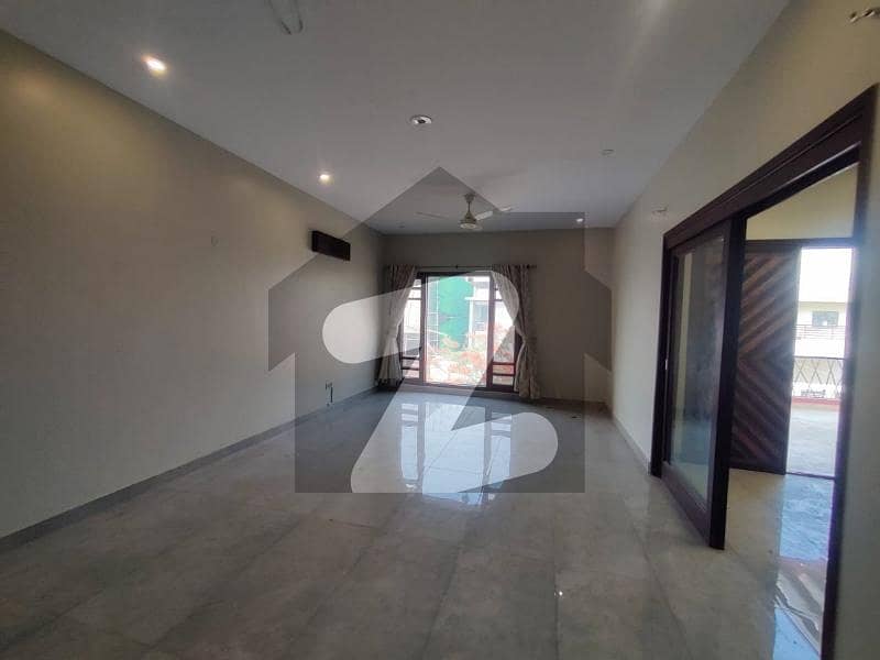 ڈی ایچ اے فیز 8 ڈی ایچ اے ڈیفینس,کراچی میں 3 کمروں کا 1 کنال بالائی پورشن 2.45 لاکھ میں کرایہ پر دستیاب ہے۔