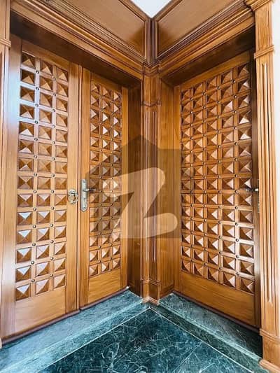 10 MARLA BEAUTIFUL HOUSE AVAILABLE FOR RENT